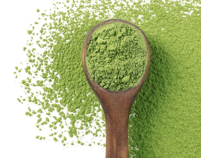 Greens powder with wooden spoon