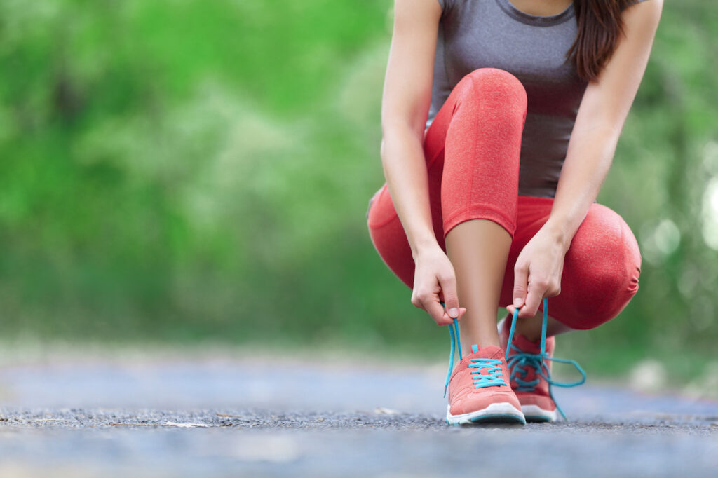 type 1 diabetes mom lacing up tennis shoes