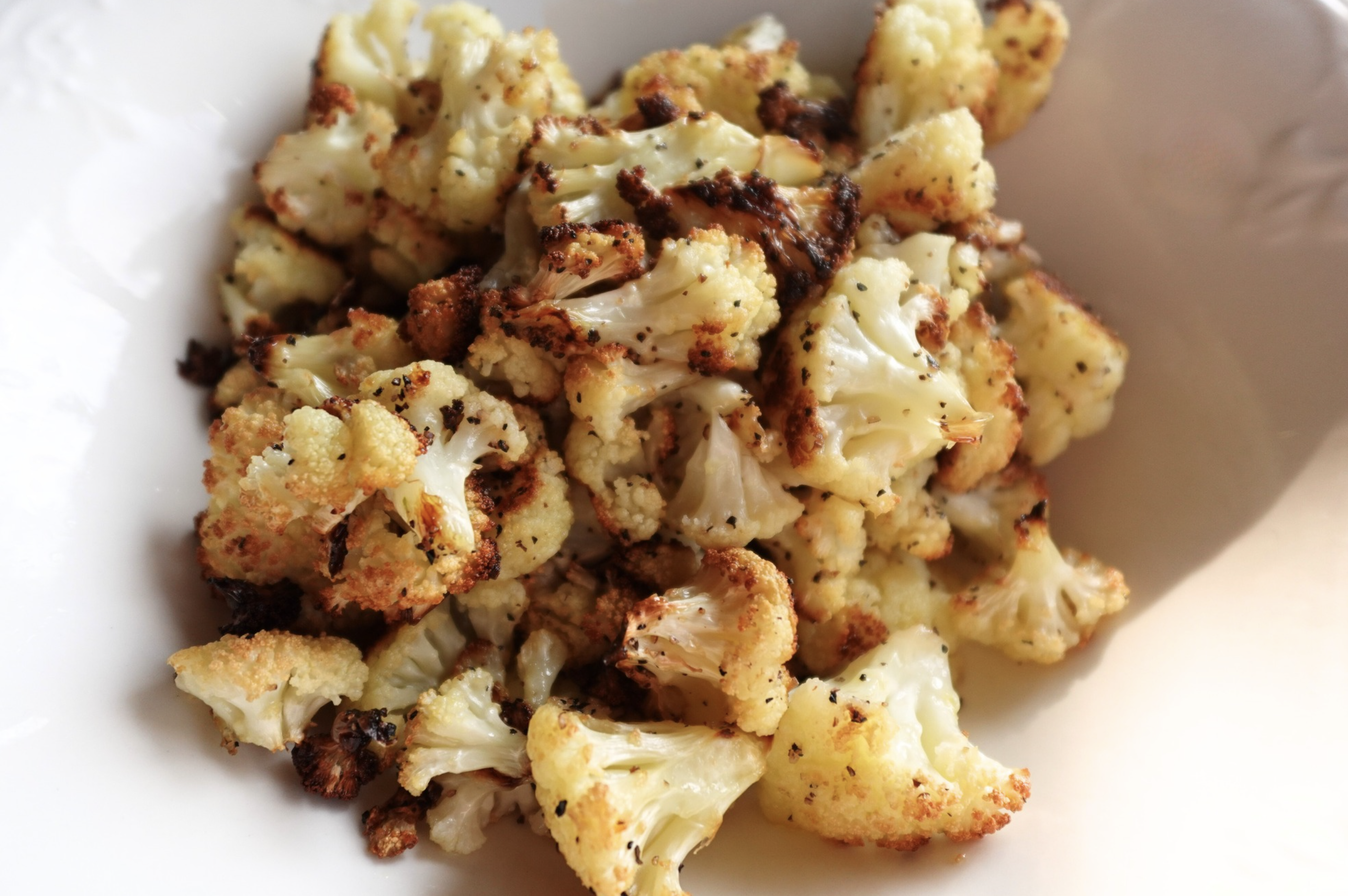 Roasted cauliflower served in a white bowl – a low-carb dinner idea for T1D families from Type Won Coaching™